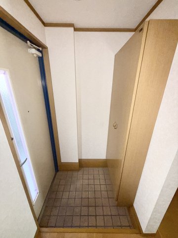 玄関　広めの玄関でございます。