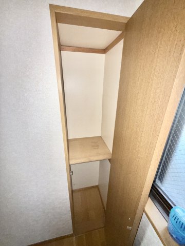 収納　玄関前にも収納がございます。