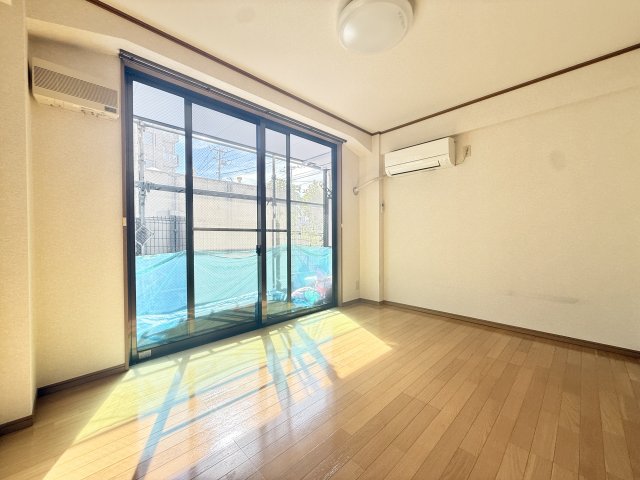 居室・リビング　日の光がよく入る居室です。