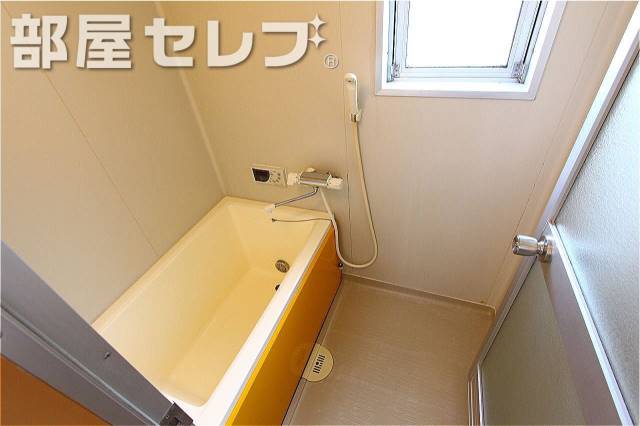 バス・シャワールーム　小窓が付いていて換気のしやすいお風呂場です。