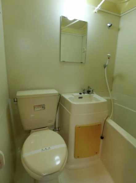 バス・シャワールーム　コンパクトで使いやすいお風呂です ※同建物別部屋の写真です。