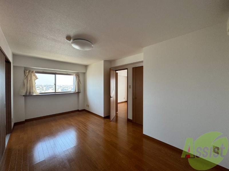 居室・リビング　広々としたリビングルーム。窓もあり日当たり良好ですね。