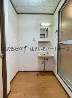 洗面設備　明るい洗面所です