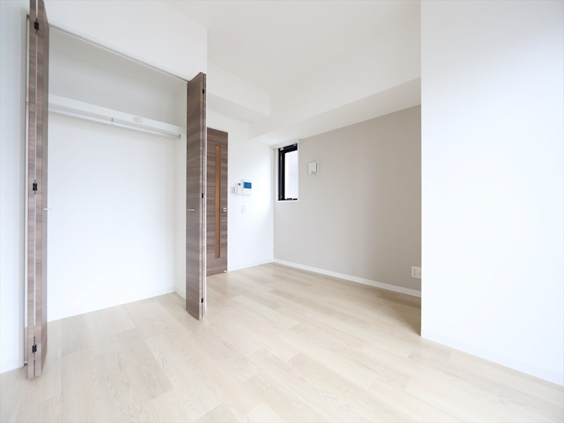 居室・リビング　洋室8帖　2面採光　クローゼット付（収納充実してます）