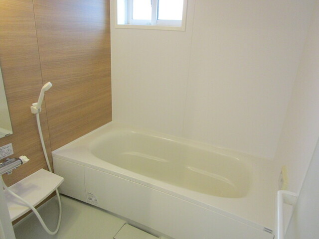 バス・シャワールーム　追い焚き給湯機能付き浴室（小窓付）