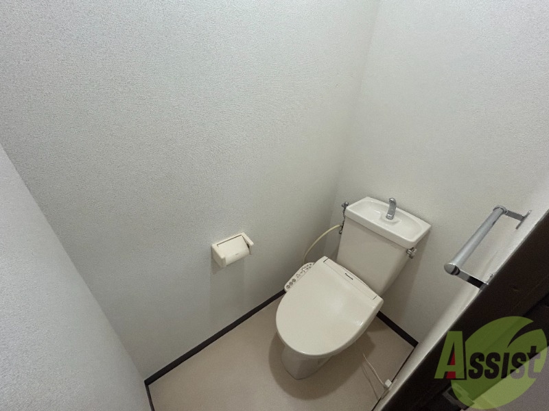 トイレ　トイレはウォシュレット付きで、横にはタオルかけがございます。