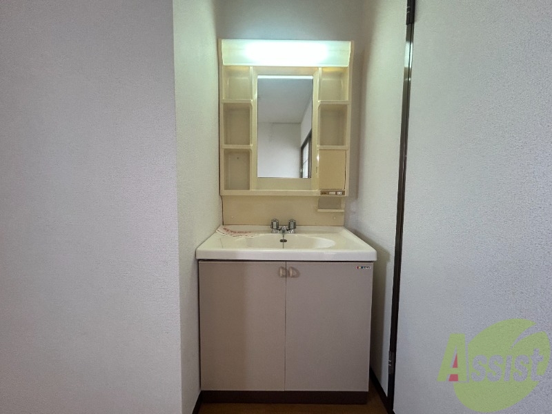 洗面設備　洗面台はシンプルなつくりで手入れがしやすそうですね。