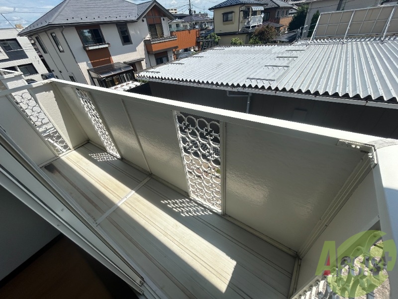 バルコニー　バルコニーは洗濯物を干すのに十分な広さがありますね。