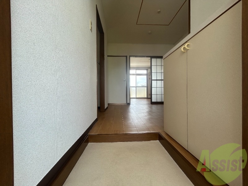 玄関　玄関からの様子です。ＤＫに繋がっています。