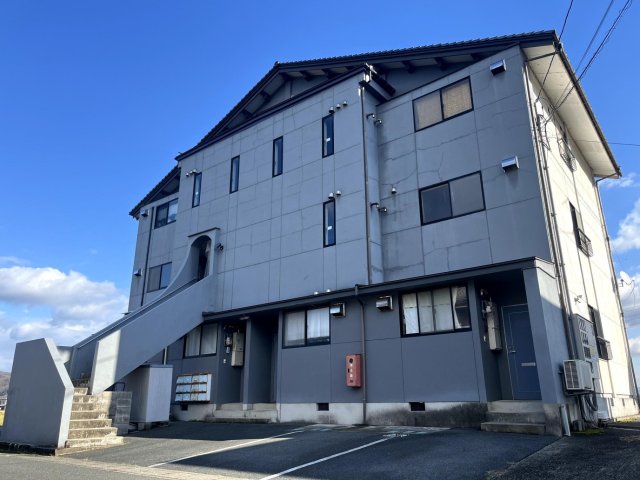 建物外観　日当たりが良く、綺麗なブルーカラーの建物です。