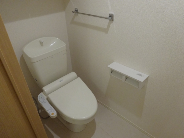 トイレ　温水シャワー付きトイレです