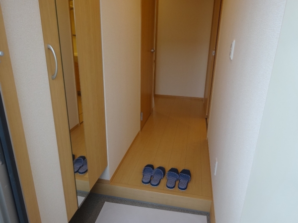 玄関　玄関を入るとホールがあります