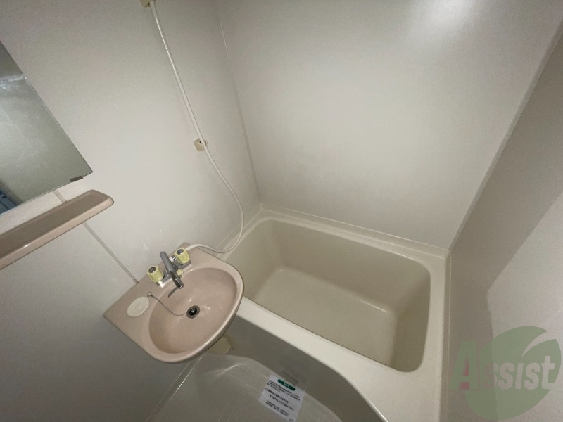 バス・シャワールーム　とても綺麗で、十分なスペースがございます。