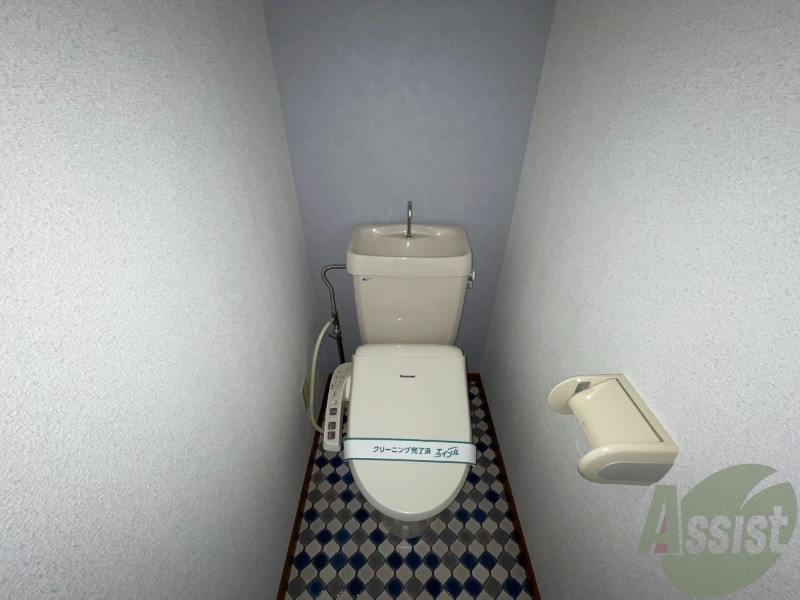 トイレ　とても綺麗な状態です。温水洗浄便座でとても快適です。