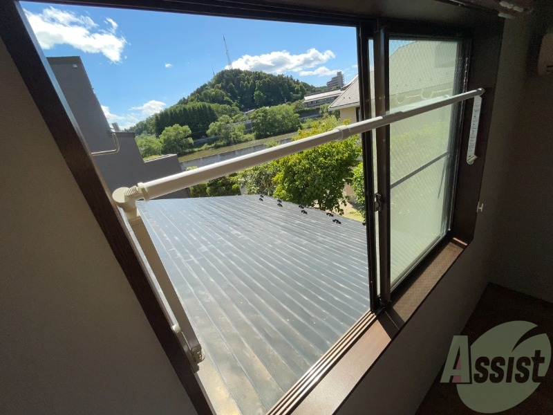 バルコニー　比較的大きな窓で、眺めも良く風通しも良いです。