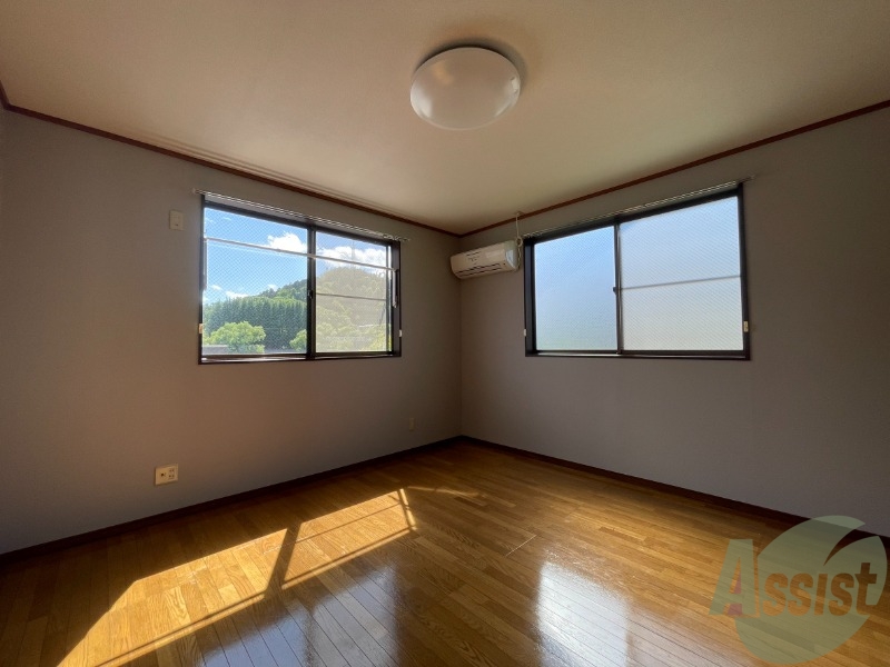 居室・リビング　２つの窓から日差しが入り、日当たり良好です。