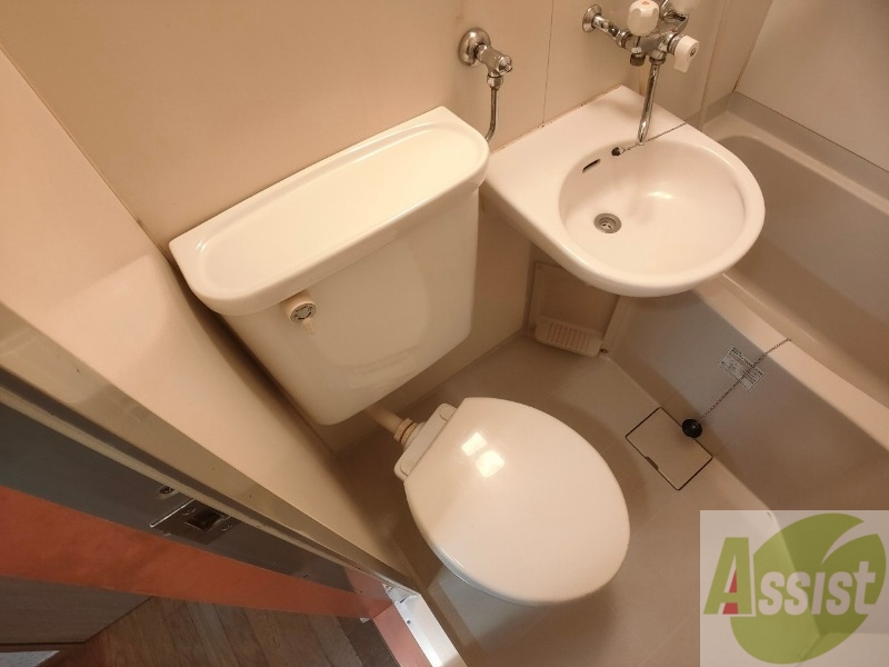 トイレ　ユニットバス内のトイレです。一人暮らしなら十分ですね。