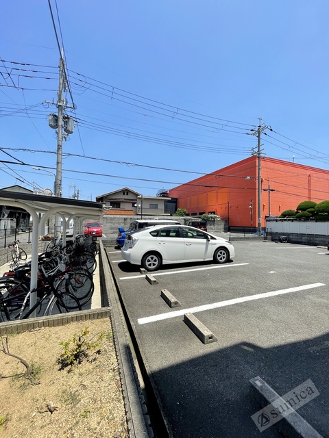 駐車場　広々とした駐車スペース。ハイルーフ車ＯＫ。
