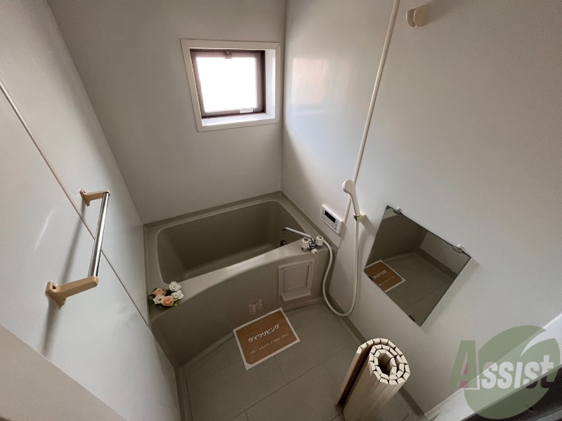 バス・シャワールーム　小窓付きで明るいバスルーム。疲れを癒すのに十分な広さです。