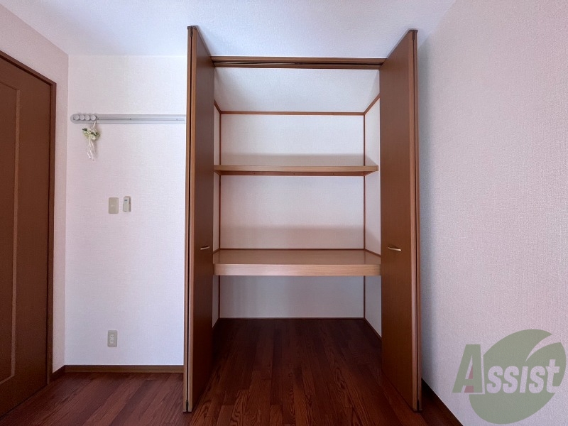 収納　６帖の洋室にあるクローゼットです。三段で使いやすそうです。