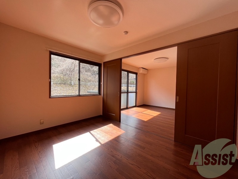 その他部屋・スペース　ＬＤＫの横にある６帖の洋室です。扉を開けて広々使えますね。