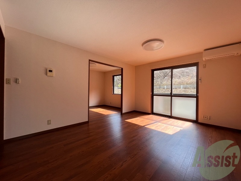 居室・リビング　リビングは広々とした雰囲気で気持ちがいいですね。