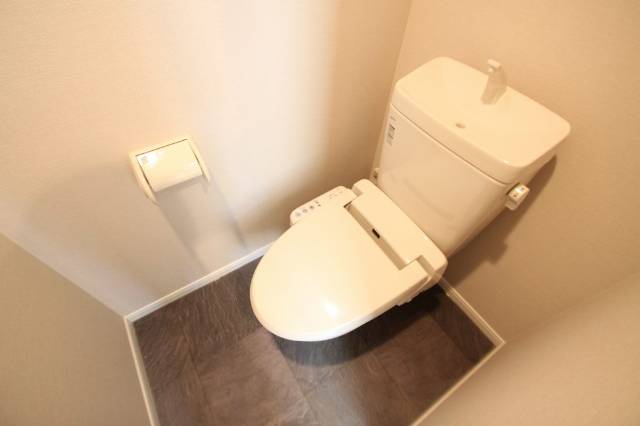 トイレ　ウォシュレット付で清潔感のあるトイレです。