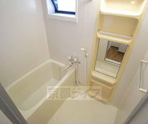 バス・シャワールーム　小窓付き。換気も２４時間可能です