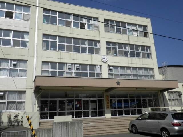 中学校　札幌市立琴似中学校（中学校）まで388m