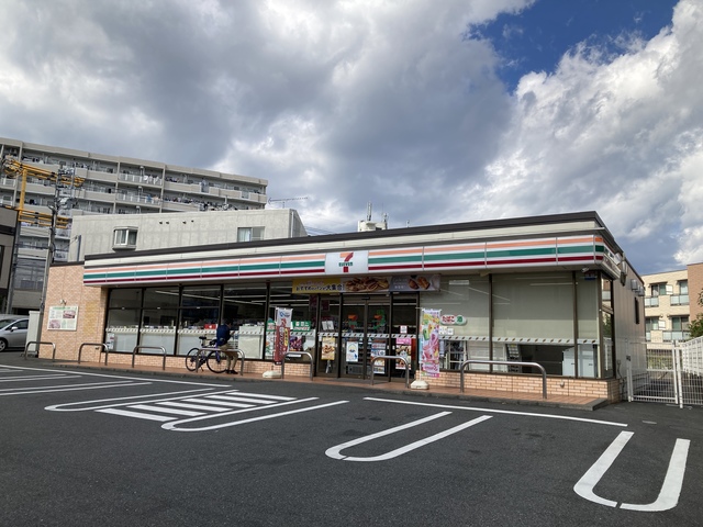コンビニ　セブンイレブン多摩鶴牧2丁目店（コンビニ）まで203m