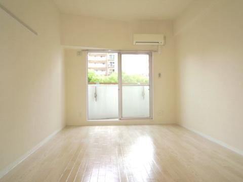 居室・リビング　室内