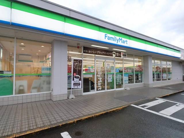 コンビニ　ファミリーマート（コンビニ）まで626m