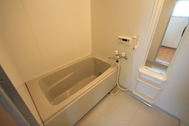 バス・シャワールーム　大きい浴槽です。