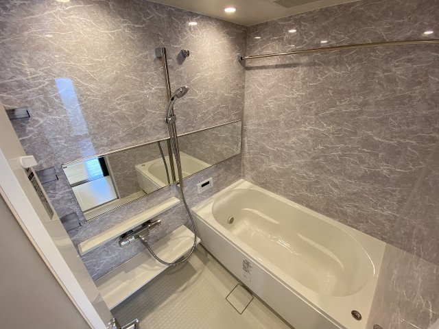 バス・シャワールーム　浴室乾燥機・追い炊き機能付きで便利です！