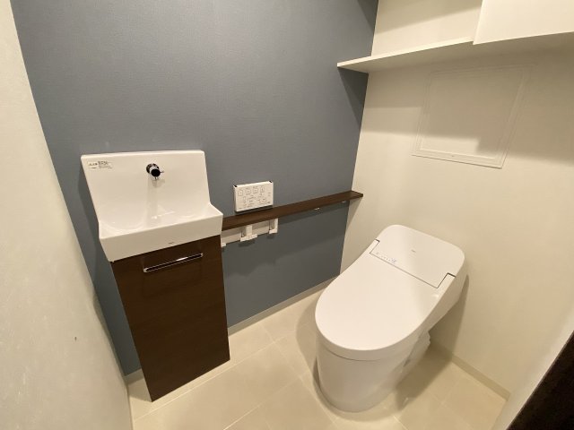 トイレ　温水洗浄便座付きのトイレです♪