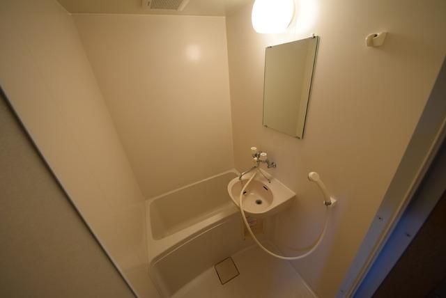 バス・シャワールーム　白を基調としたバスルーム