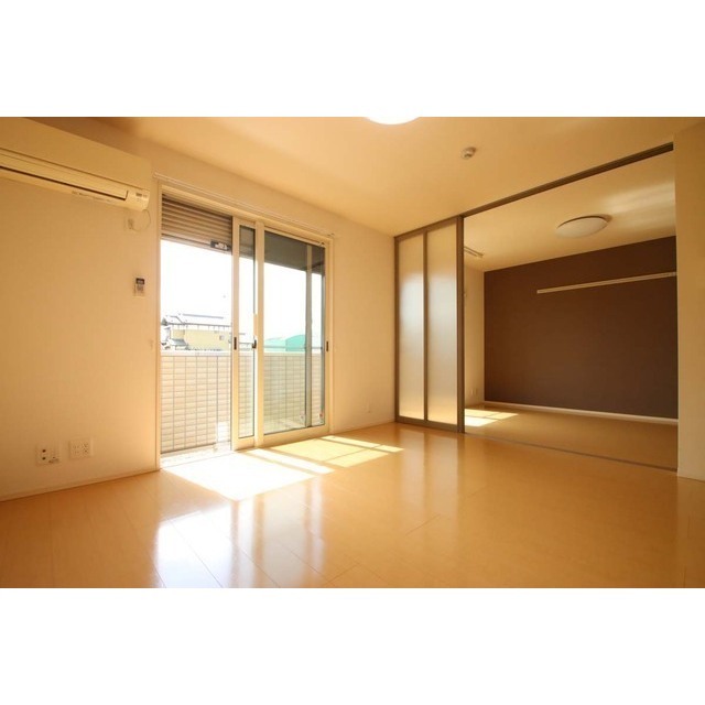 居室・リビング　写真は全て１０２（３号室の反転タイプ）