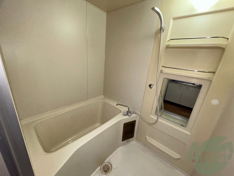 バス・シャワールーム　広々とした浴室になっております。鏡も付いていて嬉しいですね。