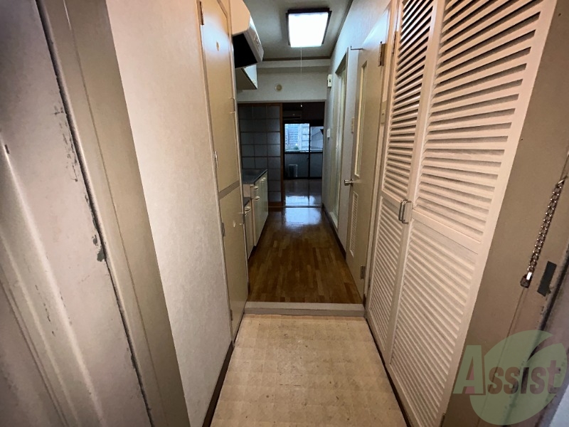 玄関　玄関からはこんな感じです。入って右手が洗濯機置き場です。