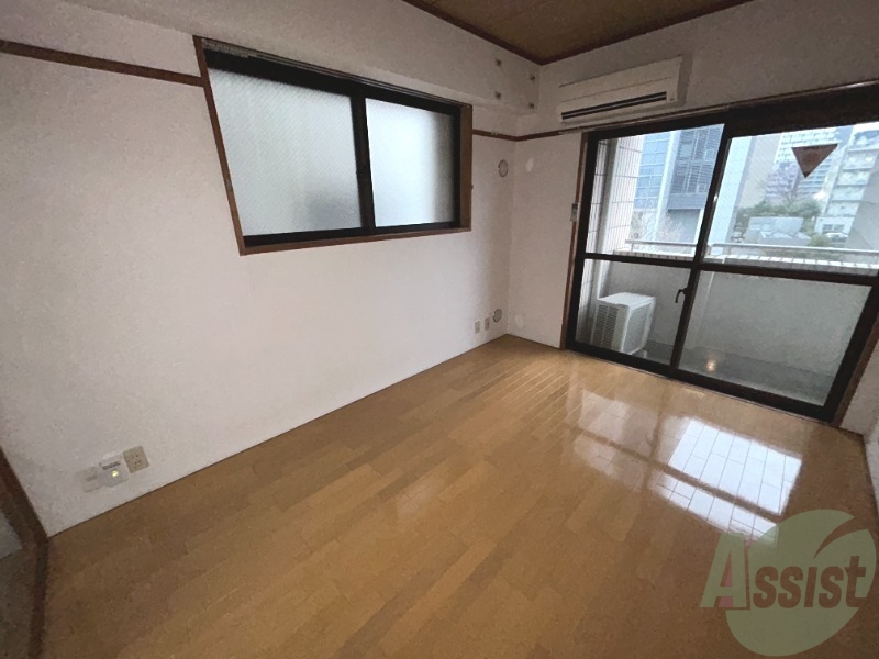 居室・リビング　６帖の洋室です。角部屋のため、二面採光です。