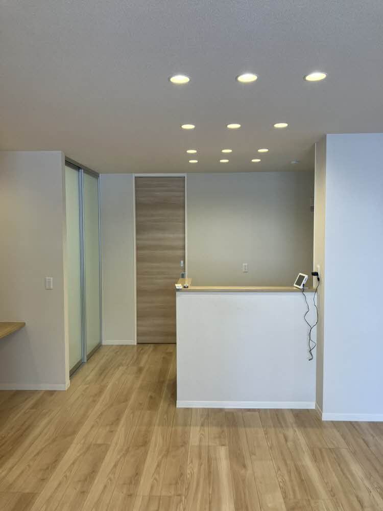 居室・リビング　吊戸棚がなく開放的なキッチンスペースです。