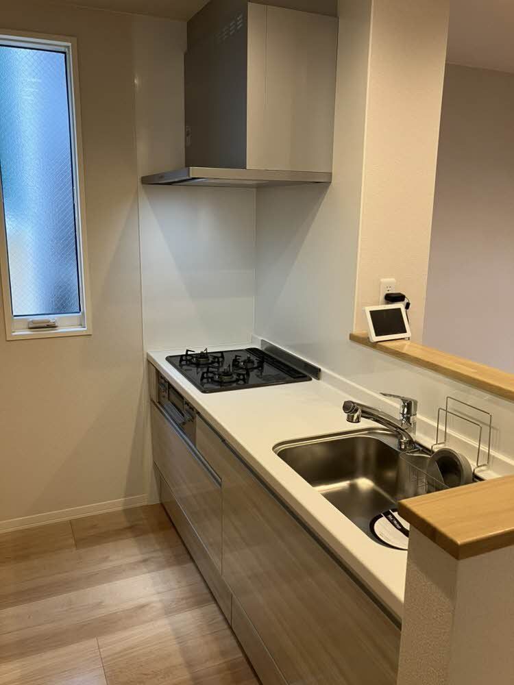 キッチン　３口ガスコンロ採用