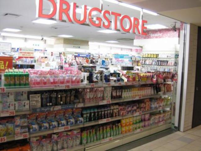 ドラックストア　トモズアコルデ代々木上原店（ドラッグストア）まで588m