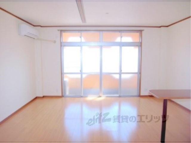 居室・リビング　開口部が南向きなので、陽が良く入ります