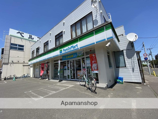 コンビニ　ファミリーマート（コンビニ）まで437m