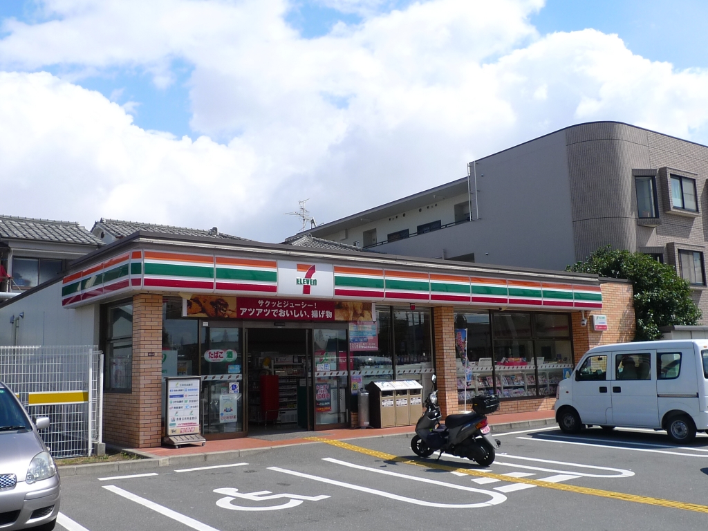 コンビニ　セブンイレブン 高槻体育館前店（コンビニ）まで130m