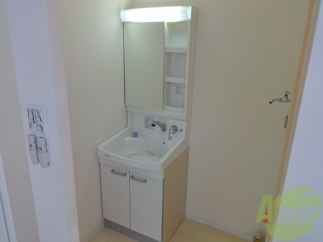 洗面設備　独立洗面台で洗顔。