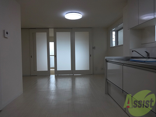 居室・リビング　１３帖の広々リビング。