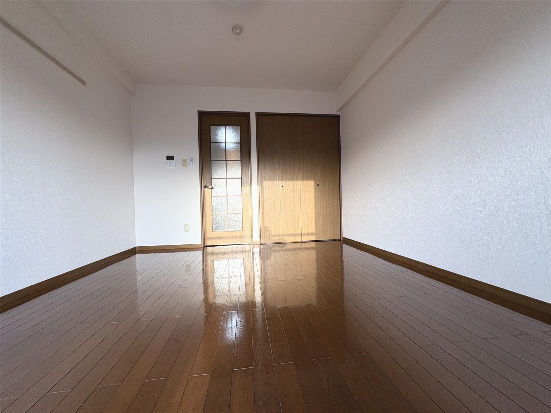 居室・リビング　8帖の洋室です