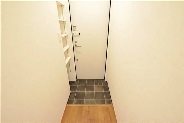 その他　室内から見た玄関